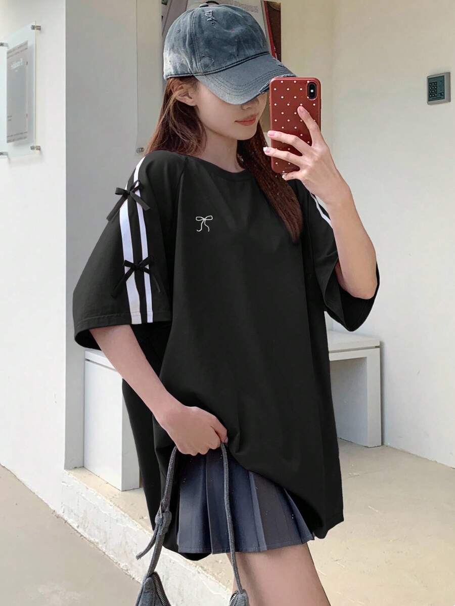 DAZY 女士丝带装饰蝴蝶结刺绣宽松短袖T恤超大T恤 - 黑與白 - 查看 1