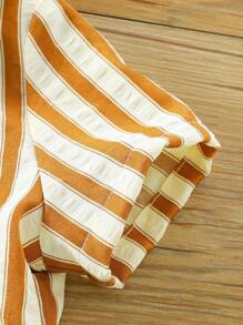 SHEIN 男宝宝夏季两件套，包括：1件黑白条纹短袖衬衫，1条黑白条纹休闲短裤，适合日常穿着、度假、假日穿着。男宝宝条纹套装，棕色系，夏季两件套，适合1岁男宝宝。男宝宝服装，翻领条纹套装，常规版型，日常休闲设计。男宝宝套装，男宝宝服装，男宝宝套装 - 咖啡棕 - 查看 7