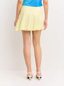 Nöista 奶油黄色荷叶边迷你裙，侧边饰有褶饰和系带。轻盈飘逸，是海滩装扮、美国独立日趣味派对或阳光夏日造型的完美之选。 - 杏色 - 查看 2