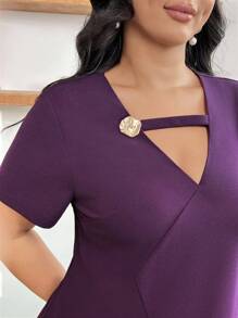 Modelyn Áo kiểu nữ cổ chữ V tay ngắn ôm sát viền bất đối xứng nút kim loại trang trí thanh lịch đa năng cỡ lớn khi đi làm - Màu tím - Xem 7
