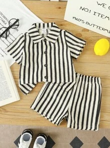 SHEIN Playful Pals 2件套婴儿/男童夏季POLO领开衫套装，白色底黑色条纹短袖衬衫上衣搭配同款白色底黑色条纹休闲短裤，适合日常、度假和假日穿着。夏季休闲婴儿服装，个性化婴儿服装，男童服装套装，婴儿套装，男童套装，夏季男童服装，适合6个月至3岁儿童，适合幼儿，儿童男童服装，舒适小精灵条纹短裤，条纹短裤套装，男童条纹衬衫和短裤套装 - 黑色 - 查看 3