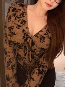 Dazy Plus Áo cánh tay loe cổ chữ V họa tiết hoa nhỏ xinh xắn dành cho nữ cỡ lớn, có dây rút, viền bất đối xứng, phù hợp cho mùa xuân và mùa hè - Màu Khaki - Xem 2