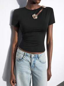 Maija 2025春夏女装时尚百搭玫瑰金属装饰镂空肩部短袖T恤，适合音乐节 - 黑色 - 查看 2