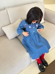 SHEIN 女童秋季可爱刺绣大领长袖时尚高端西式牛仔连衣裙，适合秋季郊游、露营、度假和生日派对 - 藍色 - 查看 10