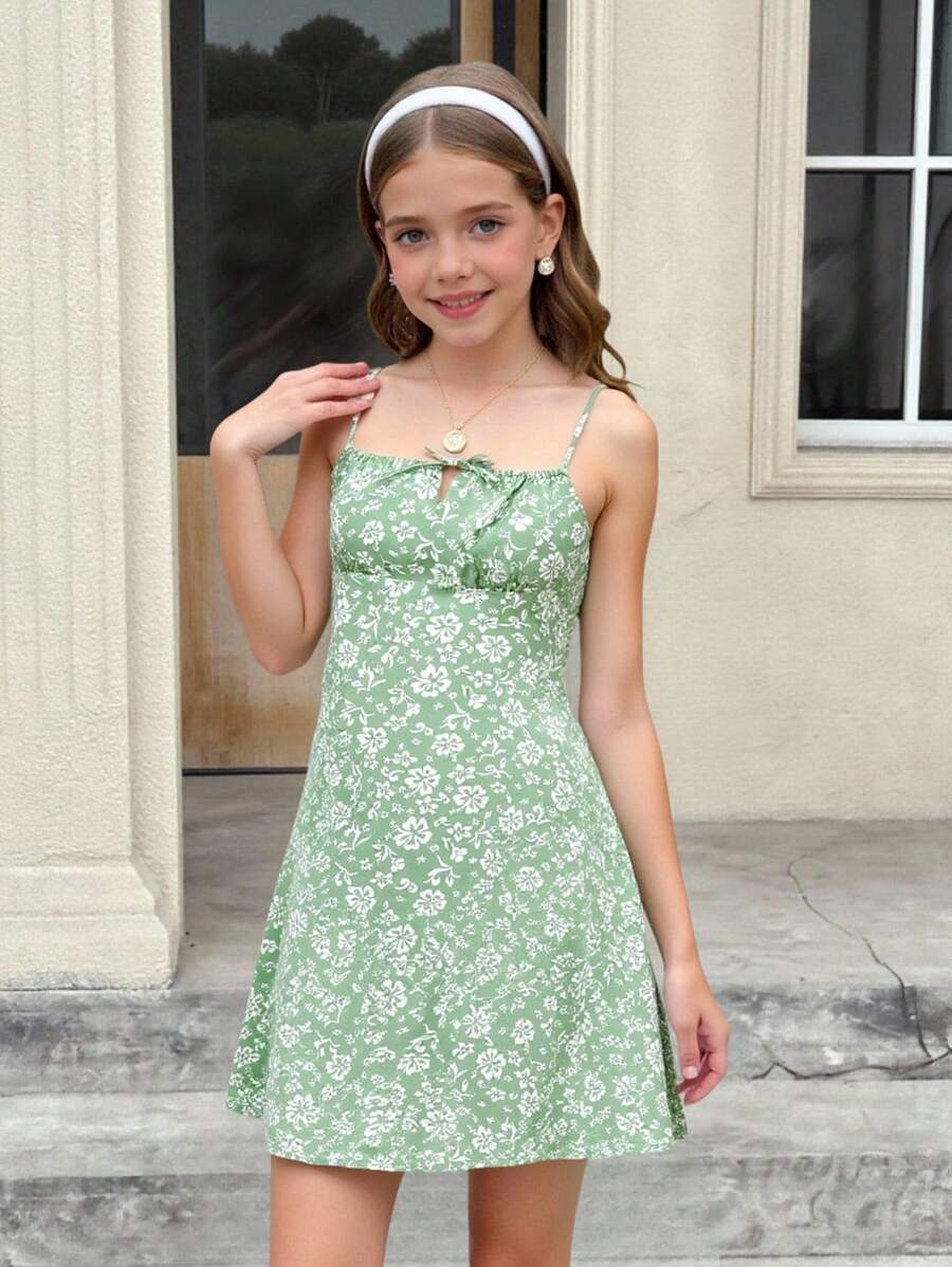 SHEIN 青少年女孩休闲绿色花卉印花褶饰胸前中心蝴蝶结装饰 A 字形吊带吊带连衣裙，适合夏季、度假、海滩装