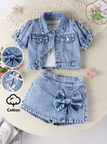 SHEIN 少女夏日两件套，甜美可爱度假风休闲学院风Look推荐，浅色水洗牛仔蓝，泡泡袖设计俏皮可爱，袖口点缀粉色3D蝴蝶结，活泼甜美。小立领短袖上衣，搭配牛仔裙裤，正面大号3D蝴蝶结设计吸睛抢眼。开衩下摆设计，松紧腰身，穿着舒适，修身显瘦。适合户外购物、约会、海滩度假、朋友聚会、返校季等场合，打造夏日甜心造型。 - 淺色水洗藍 - 查看 8
