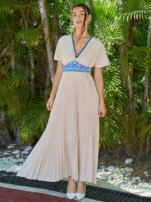 Andrea Bello Robe plissée à taille resserrée avec broderie en col V profond, élégante pour le printemps, l'été et les vacances