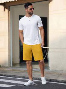 Manfinity VCAY 男士梭织纯色短款中腰直筒短裤，适合日常穿着，春夏季男士黄色短裤男士休闲短裤男士针织短裤男士百慕大短裤男士半裤男士黄色短裤男士纹理短裤男士夏季短裤男士半裤