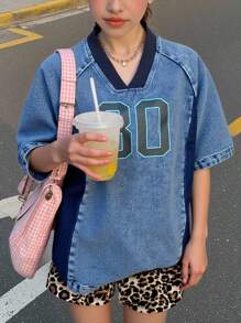 SHEIN 少女V领撞色字母印花宽松牛仔短袖运动上衣，适合日常出行、户外活动、居家、早午餐、下午茶、通勤、机场穿着、秋季、乡村音乐会、工作/办公室商务休闲、返校街头风等场合。 - 中等水洗藍 - 查看 1