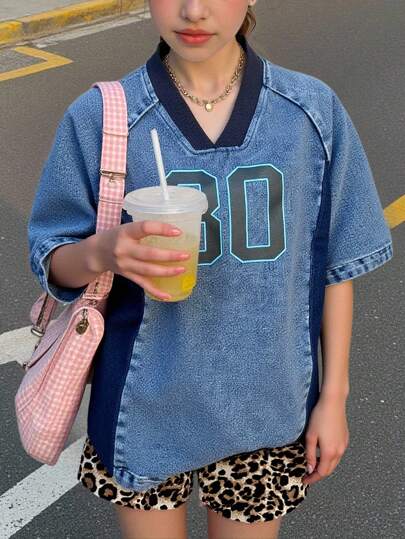 SHEIN 少女V领撞色字母印花宽松牛仔短袖运动上衣，适合日常出行、户外活动、居家、早午餐、下午茶、通勤、机场穿着、秋季、乡村音乐会、工作/办公室商务休闲、返校街头风等场合。