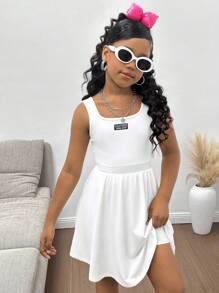 SHEIN Vestă sport Tween Girl, primăvară-vară, casual, simplă, de bază, cu decolteu în U, cu etichetă neagră și cuvinte albe, plus fustă plisată, pantaloni scurți și pantaloni culotte, rochie mini din material tricotat alb - alb - Vizualizare 6