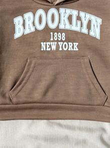 两件套男婴休闲套装，包括一件白色连帽针织字母印花无袖口袋背心和一条蓝色松紧腰带口袋牛仔短裤，适合休闲、运动、日常穿着、外出、旅行。男婴连帽衫套装，棕色牛仔短裤搭配口袋细节，男婴服装。 - 棕色 - 查看 7