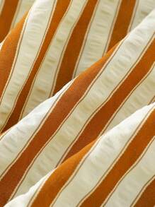 SHEIN 男宝宝夏季两件套，包括：1件黑白条纹短袖衬衫，1条黑白条纹休闲短裤，适合日常穿着、度假、假日穿着。男宝宝条纹套装，棕色系，夏季两件套，适合1岁男宝宝。男宝宝服装，翻领条纹套装，常规版型，日常休闲设计。男宝宝套装，男宝宝服装，男宝宝套装 - 咖啡棕 - 查看 6