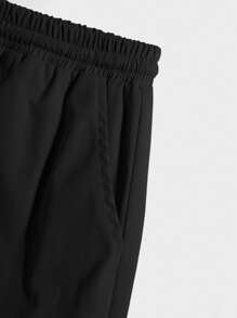 SHEIN Tween Boys 简约纯色迷你字母撞色灰色短袖 T 恤和米色工装短裤套装，休闲校园舒适时尚百搭柔软面料适合春夏季日常穿着、上学、旅行、户外运动 - 軍綠色 - 查看 13