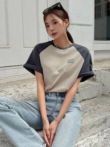 DAZY Camiseta Con Estampado De Letra Y Manga Raglán En Contraste