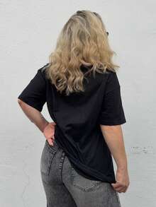 Jeta Ari Camiseta Oversized com Estampa de Slogan, Ombro Caído, "TO EM LACE THE FUTURE IMPLICITY LET LOVE SHINE HEARTEN MY LIFE IS FULL OF HAPPINESS SEIZE THE DAY"