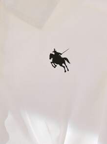 女式白色衬衫裙，学院风泡泡袖，刺绣领口，袖口饰有黑色蝴蝶结。荷叶边下摆设计增添甜美优雅气息，适合休闲、约会等场合，春秋冬皆宜