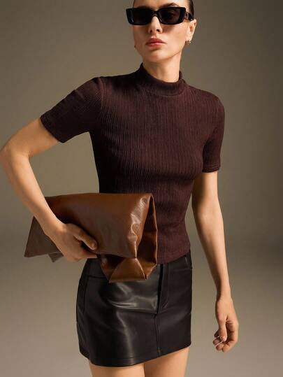 Ontre 优雅风格，简约设计，针织面料，质感面料，棕色，短袖，立领，修身剪裁，女士T恤，女士上衣，秋季服装，休闲装，商务休闲棕色针织衫，棕色上衣，锈棕色上衣，深棕色上衣，巧克力棕色上衣，现代都市休闲时尚，商务休闲女士办公室着装，低调复古风，轻松气质，高端都市通勤，高品质机场女装，高端面料