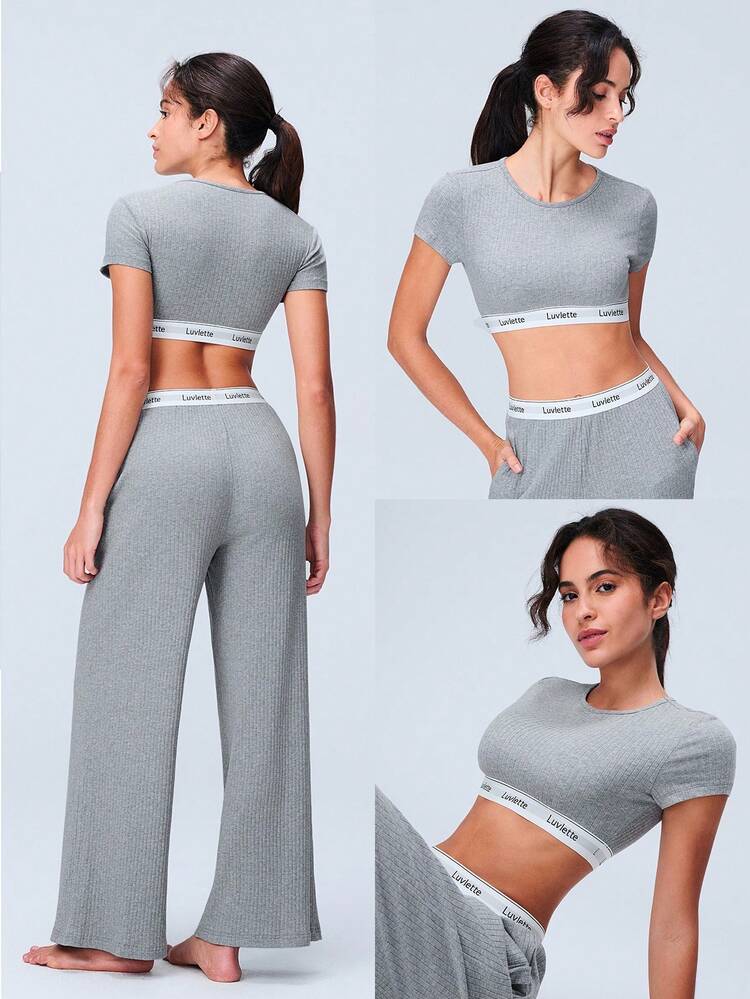 Ensemble de style sport d'été pour femmes, gris, en coton doux côtelé avec bonnets intégrés. Hauts décontractés et pantalons pour pyjama aéré et confortable. Pantalons à taille élastique avec poches. Ensembles de sport. Lingerie pouvant être portée comme vêtement extérieur. Ensembles assortis