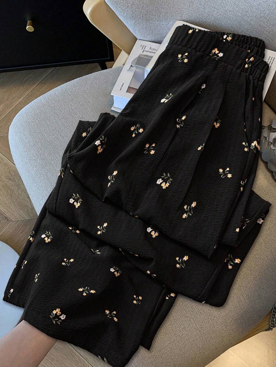 SHEIN Frenchy Vuelta al colegio para maestros - Pantalones casuales anchos con pliegues y bolsillo con estampado floral diminuto para mujer, perfectos para la oficina y salir, imprescindible del otoño - Pantalones estampados de invierno de uso diario en color negro - Negro - Ver 1