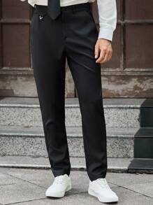 Manfinity Homme 男士休闲商务长裤采用简洁利落的剪裁和舒适的面料，完美融合了商务的干练与都市休闲风格。修身版型适合各种身材，轻松展现男士自信干练的形象。 - 黑色 - 查看 7