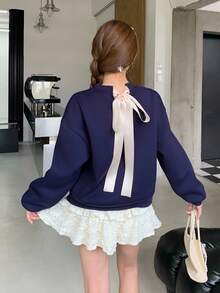 SHEIN Teen Girls' Navy Blue Solid Color Long Sleeve Knit Sweatshirt With Bow Decor On Back, Loose & Cute Casual Pullover Crew Neck Sweatshirt, Clean Girl Style, Suitable For Autumn/Winter, Back To School Season Bow Sweatshirt Navy Blue Sweatshirt Tie Back Sweatshirt Girls Sweatshirt Navy Top With Bow School Girl Top Navy Blue Top - Royal Blue - View 3