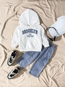 SHEIN Playful Pals Bộ 2 món đồ bé trai sơ sinh màu trắng, phong cách đường phố thường ngày mùa thu, áo hoodie họa tiết chữ thời trang dạo phố và quần denim, phong cách page boy, đi học tựu trường - Nhiều màu - Xem 3