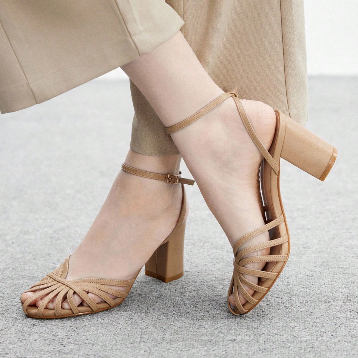 Sandalias elegantes de tacón alto con puntera abierta, decoración de hebilla y tejido calado, color albaricoque