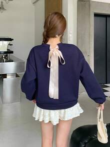 SHEIN Teen Girls' Navy Blue Solid Color Long Sleeve Knit Sweatshirt With Bow Decor On Back, Loose & Cute Casual Pullover Crew Neck Sweatshirt, Clean Girl Style, Suitable For Autumn/Winter, Back To School Season Bow Sweatshirt Navy Blue Sweatshirt Tie Back Sweatshirt Girls Sweatshirt Navy Top With Bow School Girl Top Navy Blue Top - Royal Blue - View 4