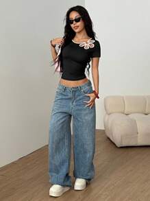 Chiquease Áo thun nữ cổ tròn tay ngắn họa tiết hoa dễ thương, thiết kế đơn giản, viền tương phản - màu đen - Xem 3