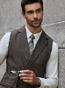 Manfinity Bizformal 精选优质面料，柔软舒适，亲肤透气，挺括有型，不易变形。经典的棕色格纹设计融合了复古与现代风格。是送给男友、丈夫、父亲或朋友的理想礼物，彰显品味与关怀。适合商务会议、婚礼、派对、约会和日常通勤等各种场合，百搭实用，彰显现代男士的个性魅力。男士棕色格纹西装马甲 - 咖啡棕 - 查看 5
