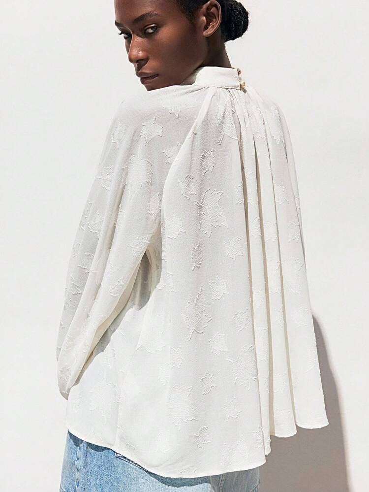 SHEIN Maija Top à manches longues style évêque avec col montant, en dentelle ivoire froissée, style chic, romantique et bohème pour les vacances. Tenue de plage/vacances polyvalente pour toutes les saisons. Design mode de vacances moderne, confortable et de style bohème. Tenue de vacances sur l'île d'Isabi, tenue de vacances dopamine d'été, même style que les Ins, atmosphère exotique, concert country, style occidental discret et durable, polyvalent et convenant à tous, mode de rue, tenue de café, tenue décontractée de plage