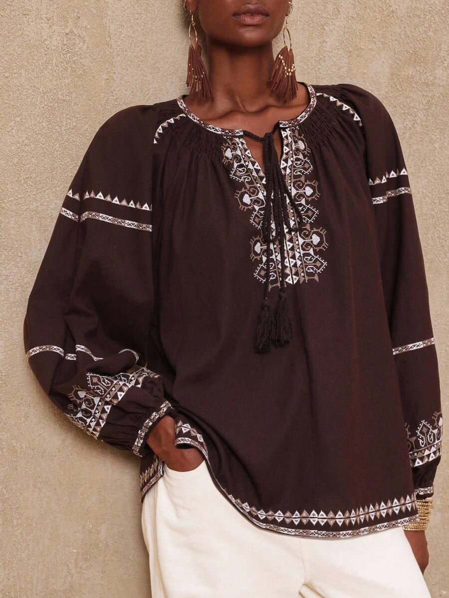 SHEIN Privé 秋冬复古闪耀假日派对狂欢节郊游泳装度假波西米亚风 BOHO 热辣户外层次丰富婚礼季宴会成人礼女士度假几何印花系领插肩袖宽松衬衫奢华舞会圣诞节新年 - 棕色 - 查看 1