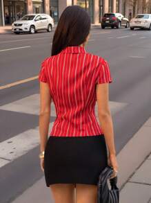SHEIN SXY 商务休闲短袖条纹纽扣衬衫，红白条纹衬衫，红色条纹上衣，女士红色上衣，办公衬衫，翻领衬衫，学校，返校季，女士外出上衣，女士办公装，可爱夏季上衣，女士纽扣衬衫，可爱衬衫，趣味衬衫，复古 - 紅白色 - 查看 2