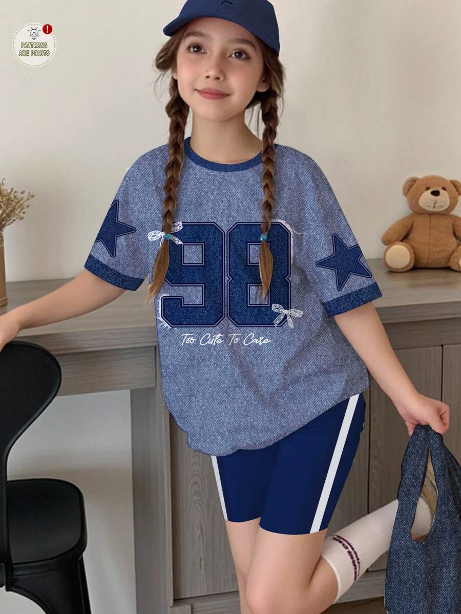 SHEIN 少女休闲简约运动风印花T恤,印有数字98、英文文字、五角星和蝴蝶结装饰,校服风格,短袖上衣和短裤两件套,适合夏季轻松舒适穿着,休闲百搭,清凉系列,夏季童装,返校季,夏季女童套装,时尚童装,基础款,韩版春夏风,儿童日常穿搭,节日季,时尚出行 - 彩色 - 查看 1