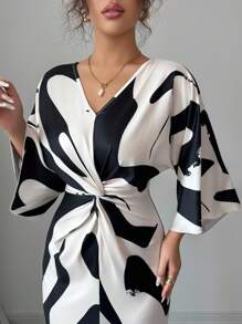 Elenzga 女士杏色底色牛奶丝数码印花高弹面料V领扭腰设计显瘦不对称下摆小众设计高端优雅约会装扮感恩节万圣节氛围秋季新款必备时尚中长连衣裙 - 杏色 - 查看 6