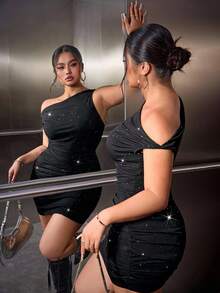 SHEIN EZwear 大码女式秋季黑色无袖不对称领口衬衫亮片褶饰紧身连衣裙，适合日常街头穿着、秋季、派对、夜间外出装、婚礼宾客礼服、外出 - 黑色 - 查看 1