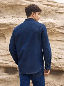 Manfinity Homme 休闲成熟深洗蓝色修身撞色缝线牛仔衬衫，春夏 - 深色水洗藍 - 查看 2