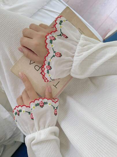 Dazy Plus 加大码花卉刺绣荷叶边下摆长款睡袍睡衣