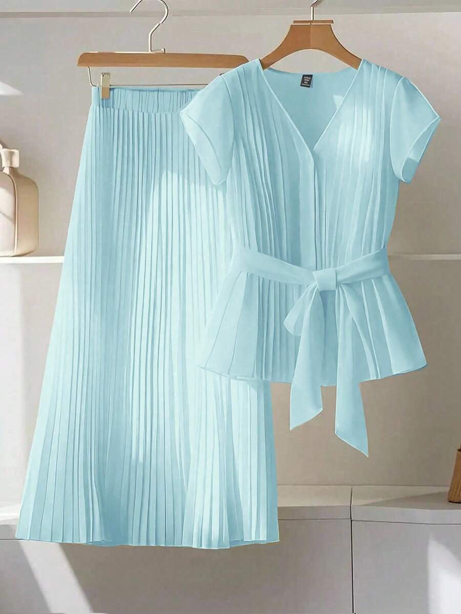 Franclia 女士加大码优雅纯色 V 领褶皱面料腰带蝴蝶结装饰褶皱中长裙和休闲衬衫两件套，度假休闲设计 - 淺藍色 - 查看 1