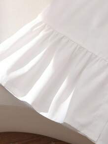 女式白色衬衫裙，学院风泡泡袖，刺绣领口，袖口饰有黑色蝴蝶结。荷叶边下摆设计增添甜美优雅气息，适合休闲、约会等场合，春秋冬皆宜