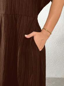 SHEIN Essnce 大码女装春夏时尚休闲宽松舒适日常黑色纹理面料 V 领短袖中长连衣裙，带口袋，女士夏季服装，工作服，曲线黑色连衣裙，教堂服装女士 - 棕色 - 查看 4