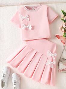 少女蝴蝶结装饰T恤和百褶裙套装
