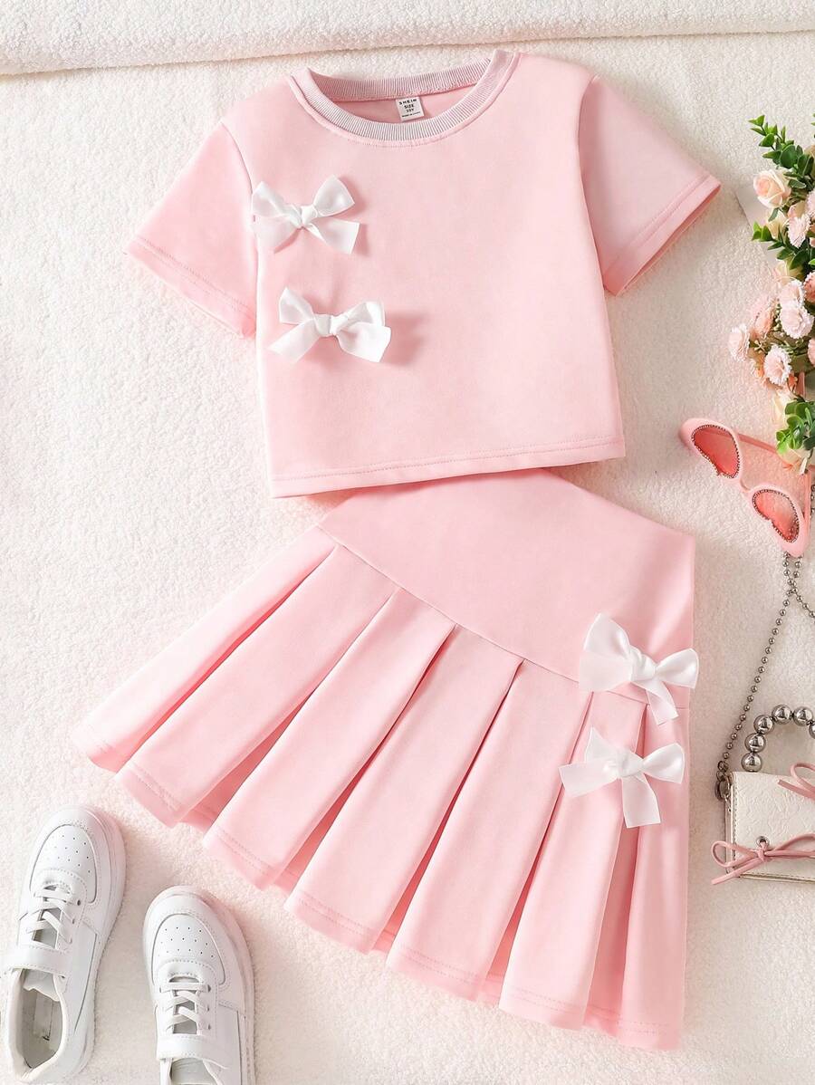 少女蝴蝶结装饰T恤和百褶裙套装