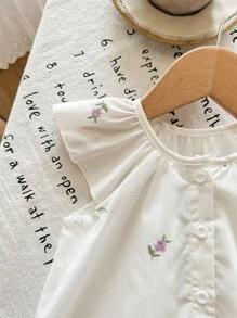 SHEIN LMoss Kids 新生女宝宝花卉刺绣图案短袖上衣和绿色短裤套装，夏季女宝宝服装，夏季套装，女宝宝荷叶边短裤套装，两件套，女宝宝夏季服装，女宝宝花卉短裤套装，女宝宝复古风格套装 - 彩色 - 查看 4