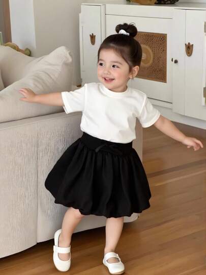 SHEIN Elladie kids 女婴纯色A字泡泡裙。纯色展现优雅格调，泡泡设计更添可爱气息。A字廓形修身，适合各种体型的宝宝。无论是户外玩耍、居家休闲、日常活动还是特殊场合，这款裙子都能让您的小公主展现独特魅力，享受快乐时光。