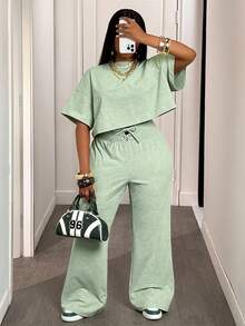 Slaydiva Bộ đồ hai mảnh thoải mái mùa hè và thu 2025 Áo thun ngắn tay cổ tròn màu xanh lá cây rộng rãi + Quần ống rộng buộc eo cho nữ, thích hợp cho du lịch hàng ngày, trở lại trường, tốt nghiệp Bộ đồ hai mảnh cho nữ Bộ đồ mặc nhà 2 mảnh thoải mái cho nữ Bộ đồ hai mảnh thường ngày cho nữ - màu xanh lá - Xem 2