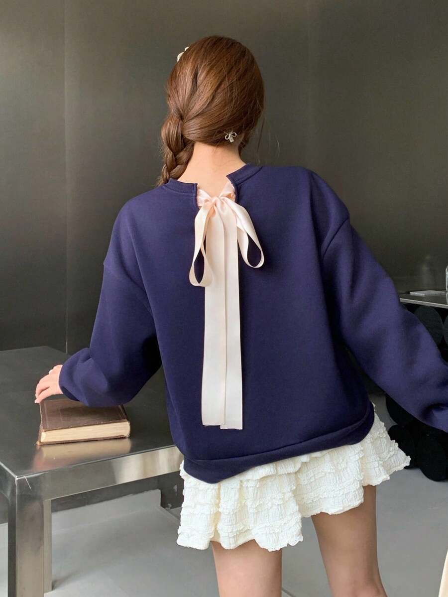 SHEIN Teen Girls' Navy Blue Solid Color Long Sleeve Knit Sweatshirt With Bow Decor On Back, Loose & Cute Casual Pullover Crew Neck Sweatshirt, Clean Girl Style, Suitable For Autumn/Winter, Back To School Season Bow Sweatshirt Navy Blue Sweatshirt Tie Back Sweatshirt Girls Sweatshirt Navy Top With Bow School Girl Top Navy Blue Top - Royal Blue - View 1