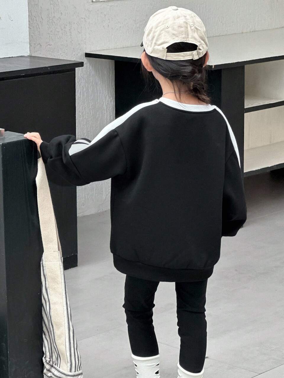 Young Girls V-Neck Artistic Print Long Sleeve Sweatshirt Girl Clothes Autumn And Winter Clothes