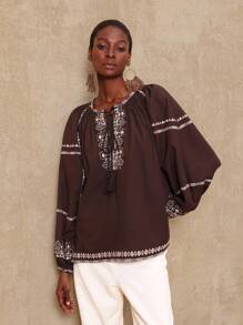 SHEIN Privé 秋冬复古闪耀假日派对狂欢节郊游泳装度假波西米亚风 BOHO 热辣户外层次丰富婚礼季宴会成人礼女士度假几何印花系领插肩袖宽松衬衫奢华舞会圣诞节新年 - 棕色 - 查看 7